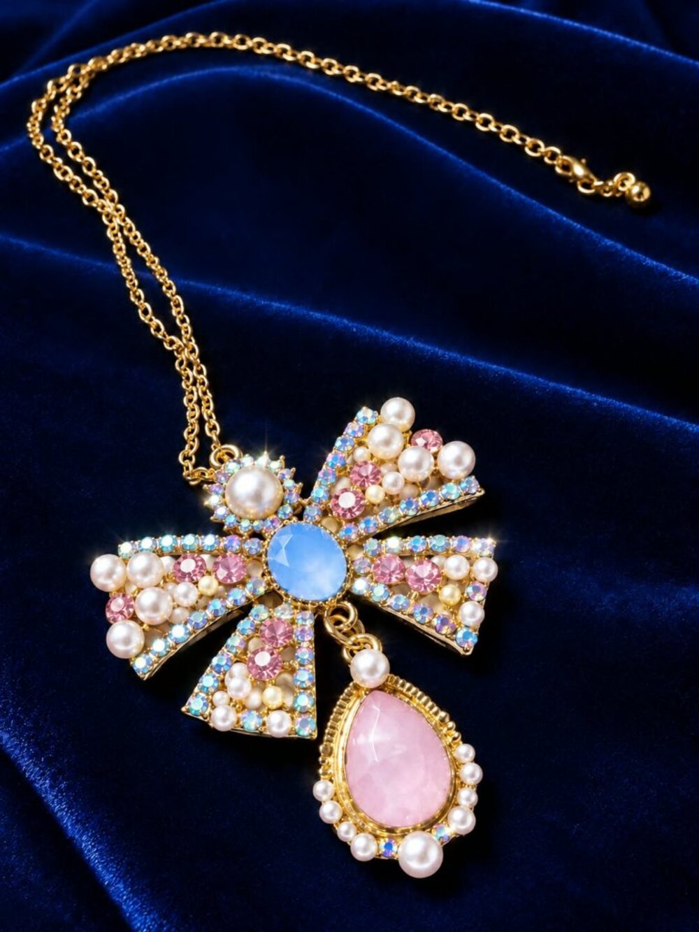 Spectacular pendant and chain gold tone